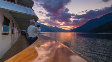 Sonnenuntergang auf der MV Cascadia © Bella Coola Heli Sports