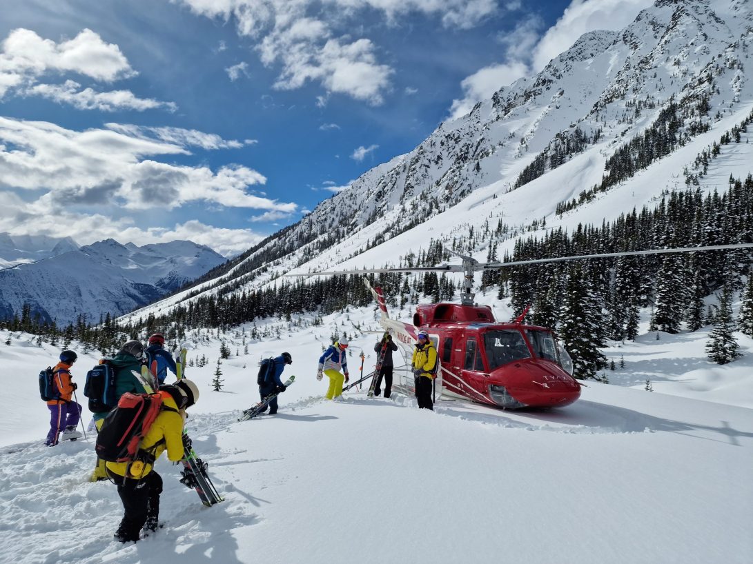Heliskiing mit Tyax - Gruppe mit Hubschrauber © Oida Canada Photos